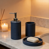 Ensemble d'accessoires de salle de bain en résine texturée bleu marine à motif quadrillé, 3 pièces : distributeur de savon liquide, gobelet et plateau de vanité pour comptoir de salle de bain