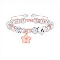 Bracelet ajustable pour femme en laiton perlé avec 26 pendentifs fleuris gravés de lettres anglaises et fausses perles – Cadeau