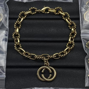 Bracciale con Lettere a Forma di Farfalla e Fragola G's, Stile Classico Retrò con Perle e Diamanti, Gioiello GG alla Moda, Vendita all'Ingrosso - Product Image 1