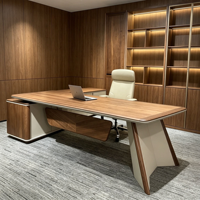 Grande table de bureau professionnelle avec finition panneau imitation bois, panneau de modestie avant et surface de travail conviviale pour les réunions