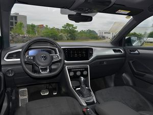 Tange <span class=keywords><strong>T</strong></span>-<span class=keywords><strong>ROC</strong></span> <span class=keywords><strong>2022</strong></span> R-<span class=keywords><strong>Line</strong></span> Pro Plus SUV 280TSI DSG Tracción Delantera Techo Panorámico Volante de Cuero Entrada sin Llave - Product Image 5