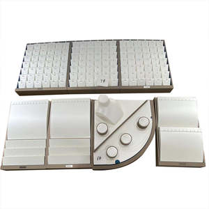 Expositor de Joyería de Lujo en Cuero PU Blanco, Soporte Curvo para Collares y Colgantes con Bandeja para Exhibición en Tiendas - Product Image 1