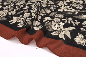 Sciarpa Premium Personalizzata 130x130 in Misto Seta-Lana, Bandana in Lana, Elegante Accessorio Femminile, Sciarpa alla Moda con Frange per Personalizzazione - Product Image 6