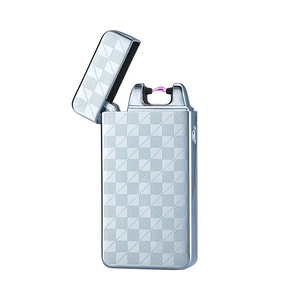 Accendino Elettronico USB Ricaricabile <span class=keywords><strong>con</strong></span> <span class=keywords><strong>Batteria</strong></span> <span class=keywords><strong>al</strong></span> <span class=keywords><strong>Litio</strong></span>, Design ad Arco Popolare, Classico in Metallo, Vari Modelli, Regali Aziendali - Product Image 5