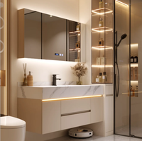 Ensemble de meuble-lavabo flottant moderne avec miroir LED sans cadre rétroéclairé, assorti aux carreaux de marbre veiné doré et à la douche en verre