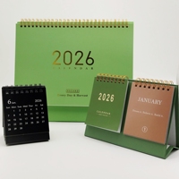 Calendrier de bureau triangulaire personnalisé 2026-2027 avec logo imprimé, horloge de table, impression CMYK feuille d'or, idéal comme cadeau d'affaires, mini calendrier
