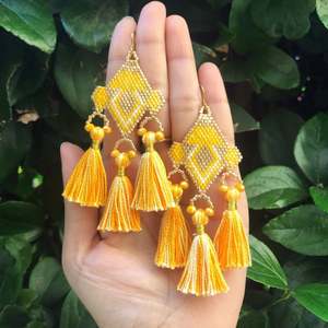   L'art des boucles d'oreilles à pompons jaunes faites à la main - Product Image 1