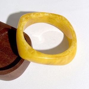 กำไลข้อมือแฟชั่นสำหรับผู้หญิงกำไลข้อมือสีอะคริลิคเรซิ่นรูปทรงเรขาคณิต - Product Image 4