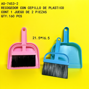 Ensemble pelle et brosse en plastique 2 en 1 pour le nettoyage des sols avec des poils moyens non effilés, 21,5*16,5 cm, rose et bleu, marque ZAA A - Product Image 1