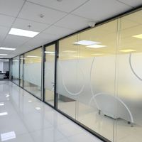 Modérnité définie : Cloison panoramique modulaire double vitrage de 120 mm |   Bouclier acoustique minimaliste pour centres commerciaux et hubs