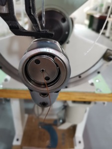 Máquina de coser de brazo oscilante de doble hilo JN-168 para costuras laterales y costuras de borde de calzado - Product Image 4