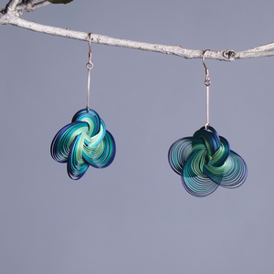 Broche, Pendientes y Pinza para el Cabello de Bambú Hechos a Mano de Primera Calidad, con Diseño de Flor y Mariposa, Impresión UV Verde y Acabado Pulido - Product Image 3