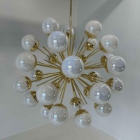 Superbe lustre spoutnik en verre de Murano et laiton moderne du milieu du siècle avec 30 sphères en verre irisé pour salon chambre à coucher