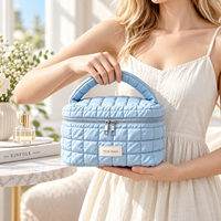 Sac de toilette matelassé personnalisé avec logo, grande capacité, fermeture éclair, organiseur de maquillage, rembourrage doux, portable, pour femmes