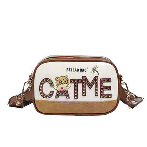 <span class=keywords><strong>Bolso</strong></span> de Hombro de Moda para <span class=keywords><strong>Mujer</strong></span>, Diseño de Oso de Dibujos Animados, con Letras, Correa Ancha con Remaches, Material de PU en Color de Contraste - Product Image 1