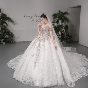 Vestido de Novia Moderno GT158 con Escote Corazón, Bordado, Lentejuelas, Cuentas de Cristal, Cola Capilla, 100% Poliéster y Encaje - Product Image 1