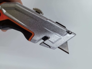 Coltello Elettrico Multifunzione per Lavori Pesanti con Lama in Acciaio Inox Larghezza 19mm Stile a Pulsante per Applicazioni Fai-da-Te - Product Image 3