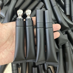 Remplisseur de lèvres de marque privée Amélioration végétalienne plus dodue à la menthe poivrée - Product Image 1