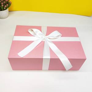 Boîtes cadeaux pliables en carton recyclable avec logo personnalisé imprimé, ruban, fermeture magnétique et doublure en éponge pour vêtements et chaussures - Product Image 3