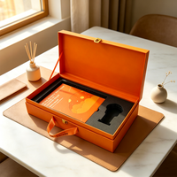 Boîte cadeau de luxe écologique en forme de mallette orange |   Poignée en ruban avec fermoir métallique réutilisable |   Boîte vide personnalisable Impression quadricolore