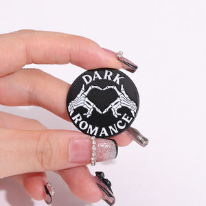 Pin esmaltado de Romance Oscuro Enemigos para amantes Club de libros Broches de quemadura lenta Solapa Mochila Insignia Punk Lectura Accesorios de joyería - Product Image 1