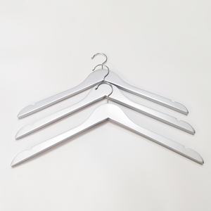 Nuovi Appendiabiti in Legno Argentato con Logo Personalizzato per Calcio, per Negozi di Abbigliamento - Product Image 3