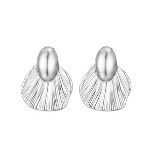 Boucles d'oreilles pendantes en forme de coquille de ventilateur |   Acier inoxydable plaqué or 18K PVD |   Bijoux pour femmes, résistants à la décoloration, imperméables et hypoallergéniques - Product Image 5