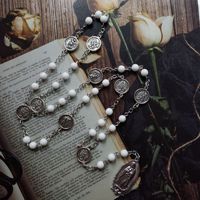Collier de prière catholique en perles de verre blanc avec médaille Notre-Dame de Guadalupe et breloques ange gardien