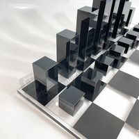 Vente en gros d'usine : Ensemble d'échecs de luxe moderne en acrylique avec plateau en Lucite et support de rangement et de présentation, durable, couleur personnalisable