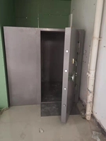 Salle de sécurité en acier renforcé avec serrure numérique électronique, pièce de panique installée dans le garage et abri de type guichet automatique bancaire