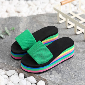 Nuevas Pantuflas de Playa Suaves Arcoíris para Comercio Exterior 2026, Pantuflas de Mujer de Estilo <span class=keywords><strong>Dulce</strong></span> para Baño y Paseo al Aire Libre con Diseño de Línea Recta - Product Image 4