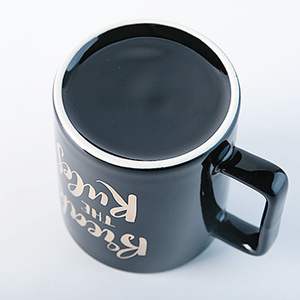 Tasse à thé en céramique rose avec logo doré avec couvercle et infuseur en acier inoxydable - Product Image 6