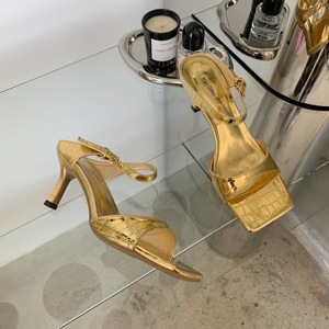 Chaussures élégantes pour femmes en or et argent, à bout carré, talons bas, avec boucle de haute qualité, pour tenues habillées 2023 - Product Image 4