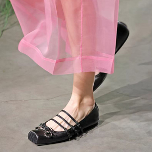 Sandalias de mujer con punta cuadrada y tiras, zapatos casuales con lazo frontal para oficina, zapatos planos con adornos metálicos y tachuelas para mujer - Product Image 4