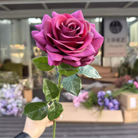 Roses artificielles humides au toucher réel prêtes à expédier fleurs artificielles violet foncé à tige unique pour la décoration de bureau