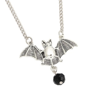 Collana con ciondolo a pipistrello e perline viola per il Giorno dei Morti, regalo di Halloween per donna - Product Image 1