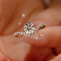 Vente en gros 1 CT Bague de fiançailles et de mariage pour femme, en forme de croix, avec diamant Moissanite imitation 'Four Claw for Love Coronation'