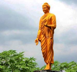 屋外の大きな立っているゴールデンブロンズタイの仏像 - Product Image 2