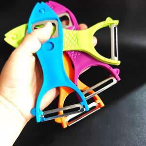 Pelador multifuncional 2 en 1 con forma de pez, abridor de botellas, herramienta pequeña y duradera para cocinas domésticas y pelador de frutas - Product Image 4