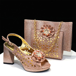 Conjunto de zapatos y bolso listo para usar - Sandalias plateadas clásicas y elegantes para mujer, tallas 37-43. Conjunto con bolso de mano abierto - Product Image 3