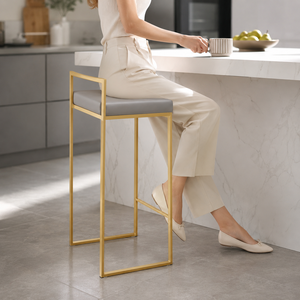 Taburete de Barra de <span class=keywords><strong>Cocina</strong></span> de Lujo Moderno <span class=keywords><strong>con</strong></span> Asiento Acolchado de Cuero PU Gris, <span class=keywords><strong>Respaldo</strong></span> Bajo y Estructura Metálica Cuadrada Dorada - Product Image 1