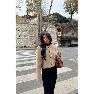 Veste pour femme avec détails boutonnés couleur crème - Product Image 5