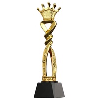 Trophée en résine dorée brillante peint à la main, écologique et personnalisé 2026 pour événements de course de marathon scolaire avec base en cristal noir