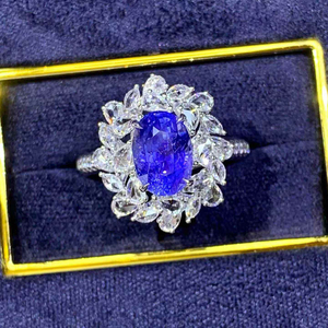 แหวนเพชรพลอยไพลินสีน้ำเงินธรรมชาติ 2.6 กะรัต จากศรีลังกา ทองคำแท้ 18K ประดับเพชร 46 เม็ด น้ำหนัก 0.819 กะรัต รับรองโดย AIGS แหวนแต่งงานสุดหรูหราคลาสสิก - Product Image 5