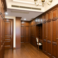 Armoire chinoise traditionnelle laquée pour une dressing et un espace de rangement élégants
