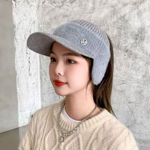 Gorro de Punto de Invierno Moderno para Mujer, con Orejeras Gruesas y Diseño Hueco en la Parte Superior, Ideal para Actividades al Aire Libre - Product Image 2