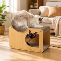 Maison-griffoir pour chat en carton ondulé avec panneaux latéraux en bois, entrée arrondie, montage facile, espace de repos confortable pour chats
