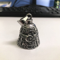 Porte-clés pendentif clochette de casque de moto style punk avec logo personnalisé, motif Gremlin Wheel Guardian Bell et aile d'ange, idéal pour cadeau de mariage ou de fête