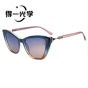 แว่นกันแดดทรงแคทอาย De Yi Optics สำหรับผู้หญิง กรอบสีดำ เลนส์ PC ป้องกันรังสียูวี 400 - Product Image 2