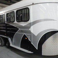 Semi-remorque de transport de 3 chevaux avec double essieu, freins électriques, capacité 4T, remorque de luxe pour chevaux et logement intégré